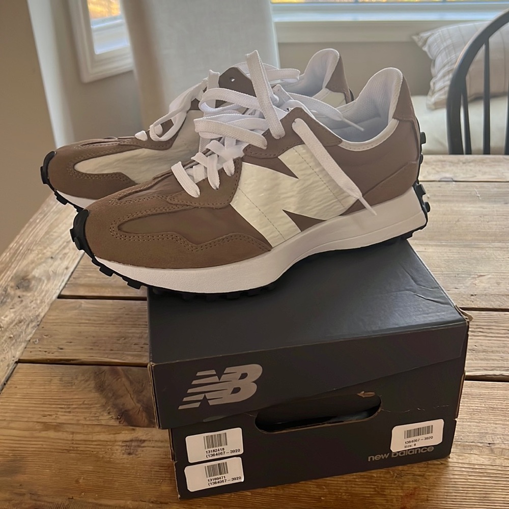 NWT size 8 327 New Balance shoes